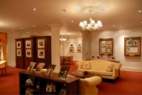 Antigua residencia de George Bernard Shaw, en 1956 la casa de Fitzroy se convirtió en la base de operaciones de L. Ronald Hubbard y la casa de la oficina de Londres de la Asociación Internacional de Scientologists Hubbard.
